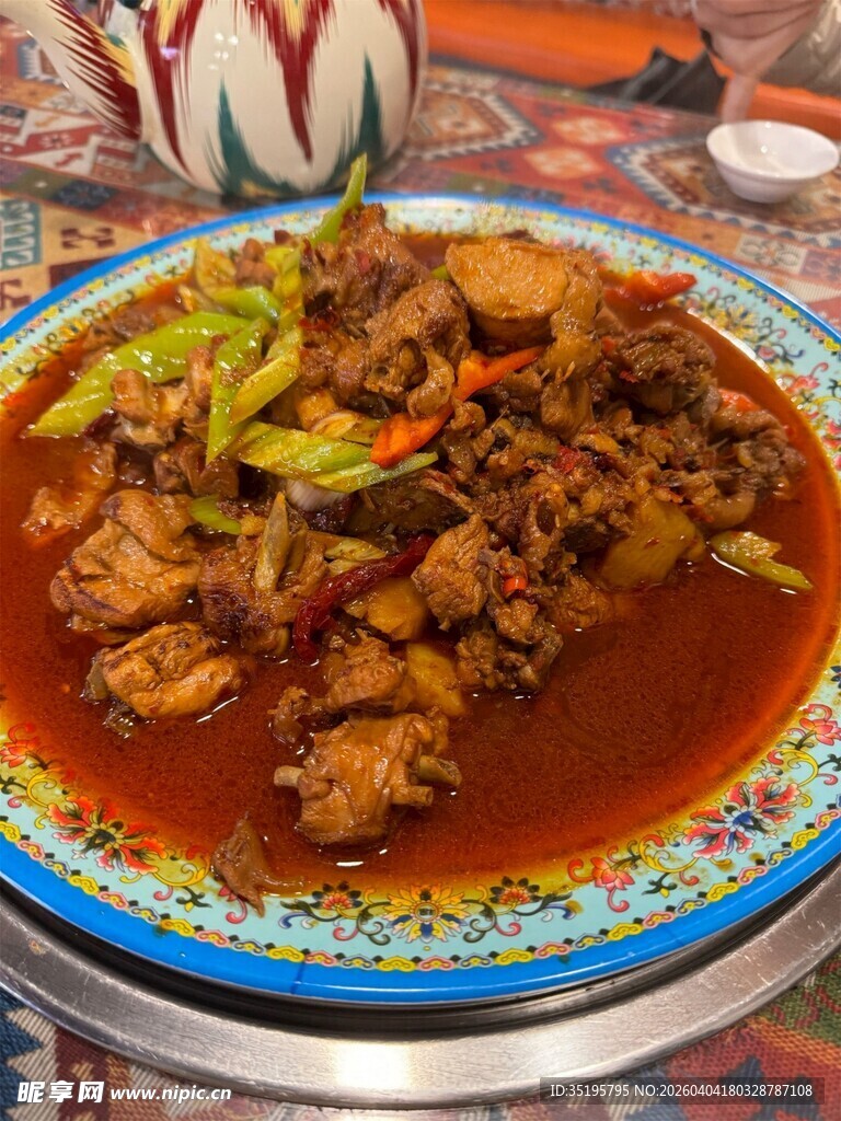 美味红烧鸡块摆盘中