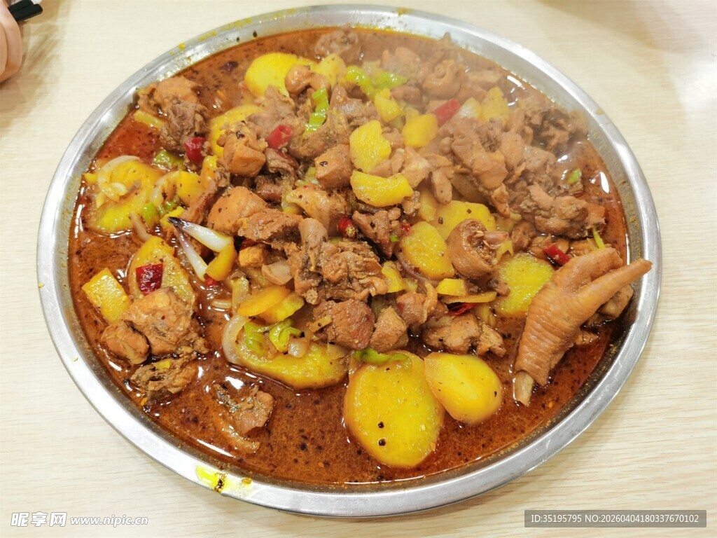 美味黄焖鸡色泽诱人
