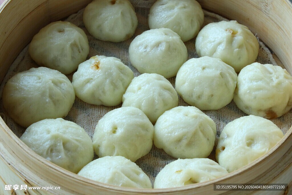 竹制蒸笼里的美味白团子