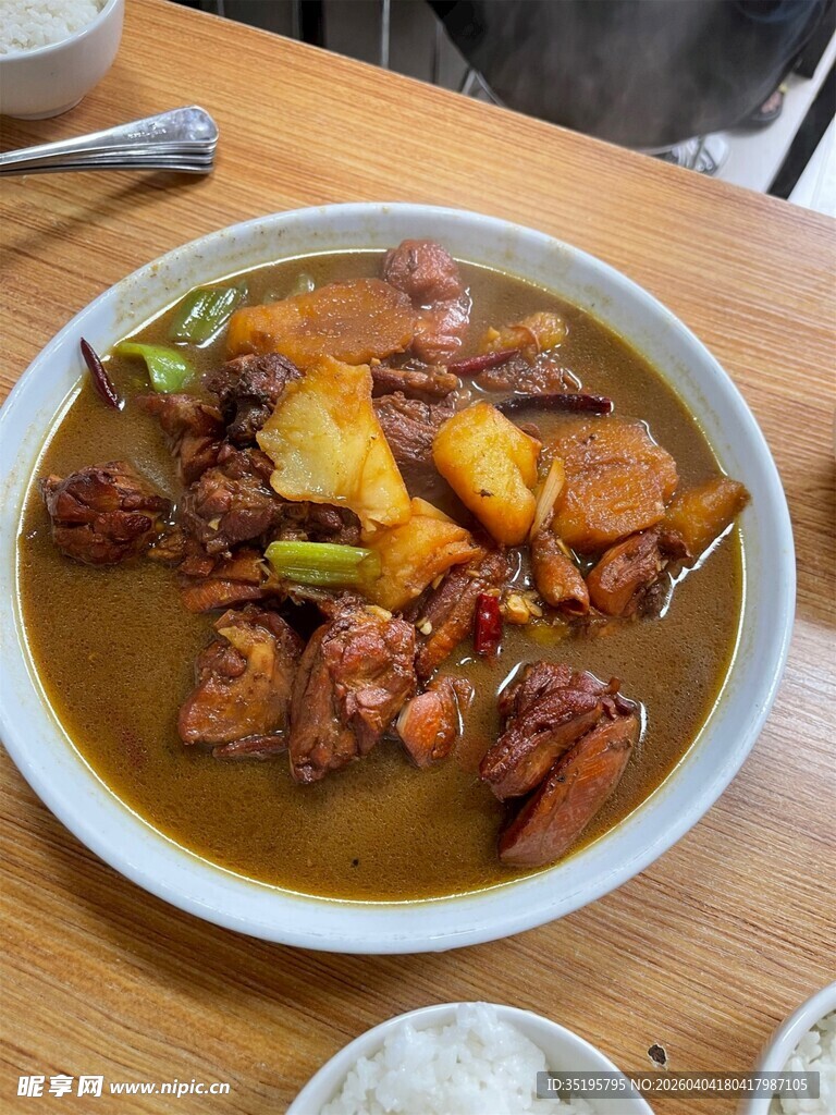 美味炖菜摆于木桌之上