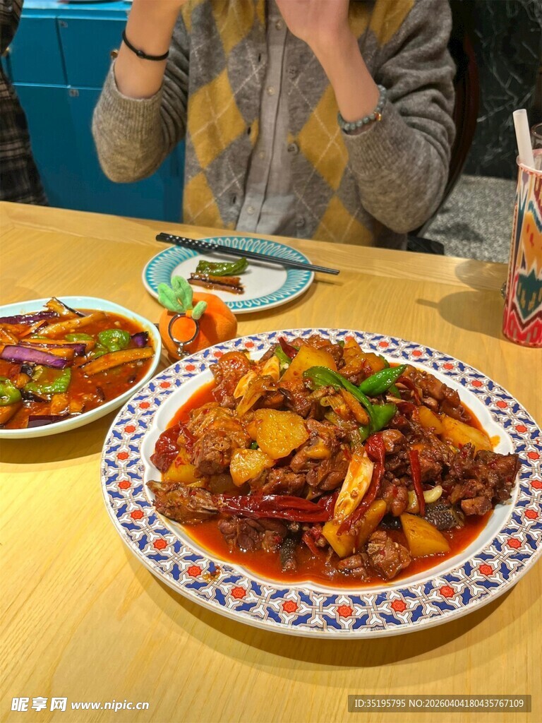 诱人美味菜肴摆于餐桌