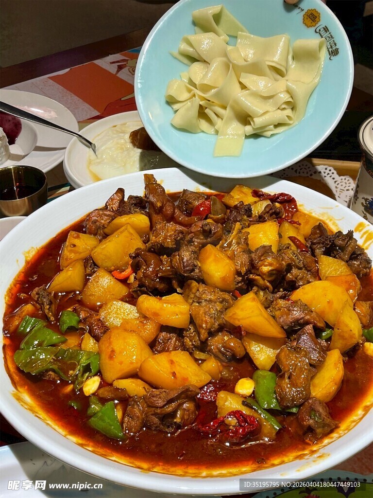 美味土豆烧牛肉与饺子