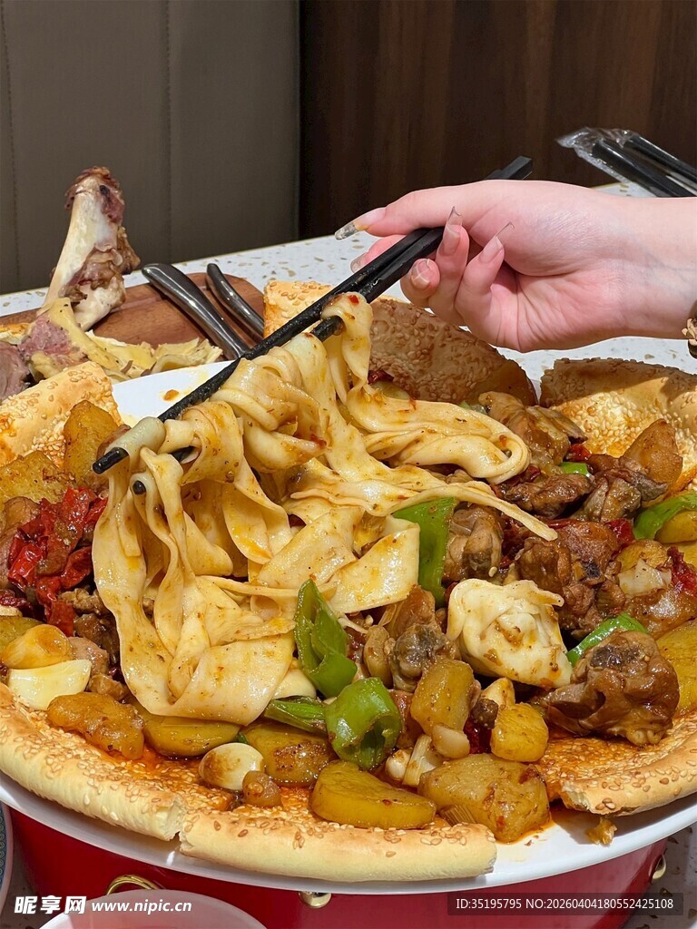 丰盛美味的多人共享火锅