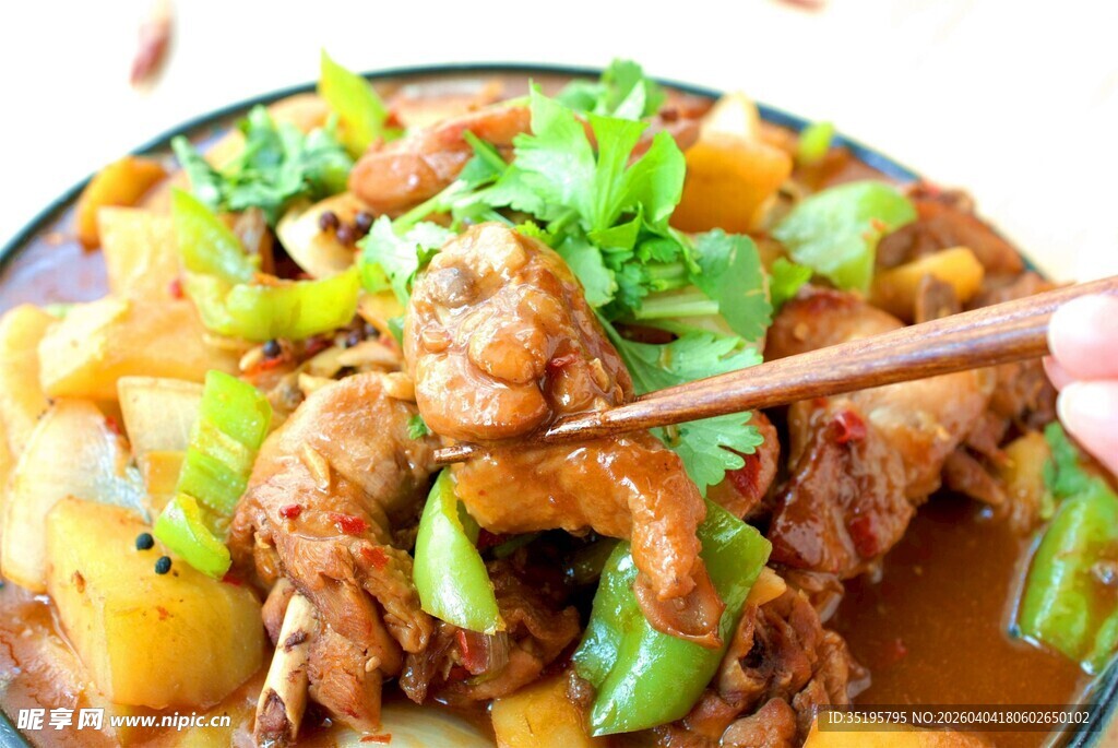筷子夹起美味土豆烧鸡块