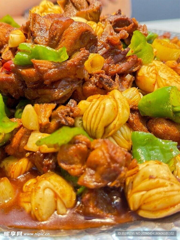 美味红烧鸡块搭配蔬菜