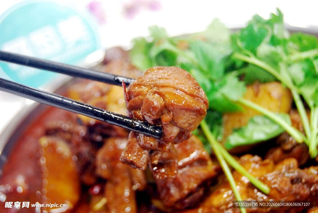 筷子夹起的美味红烧牛肉