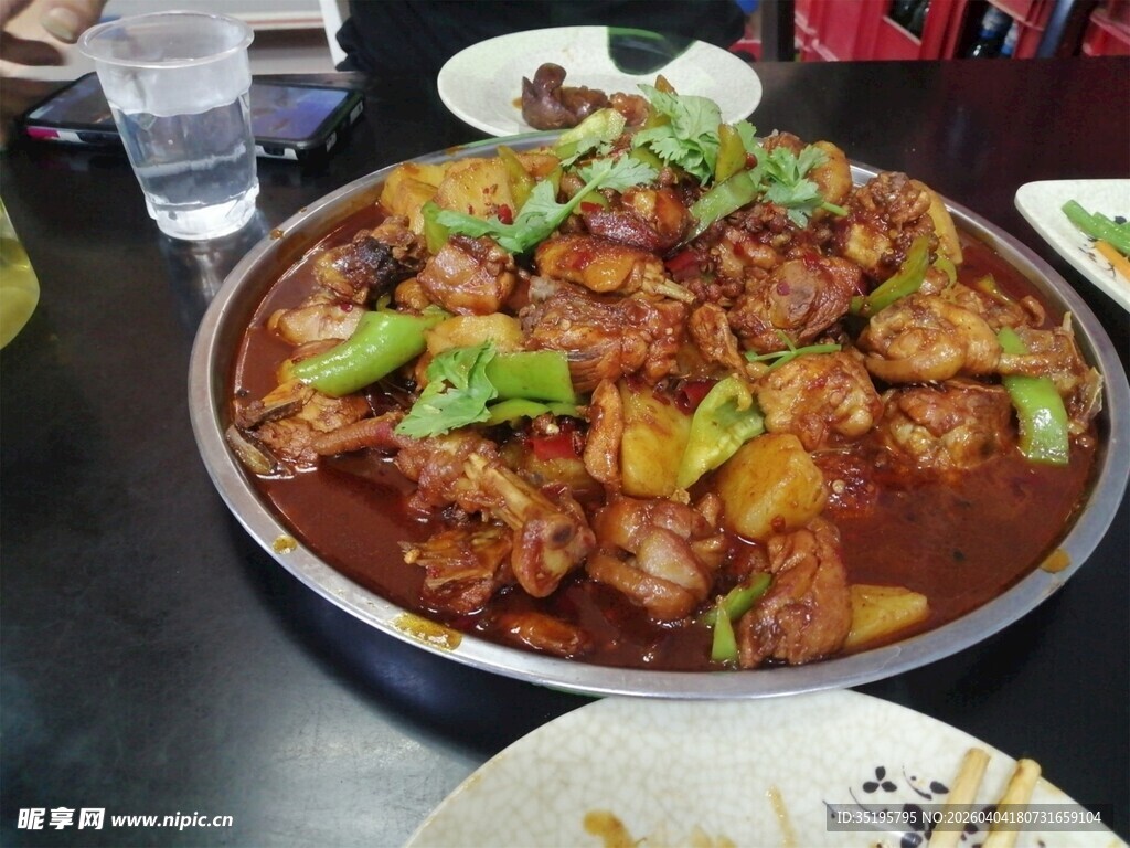 美味大盘鸡色泽诱人