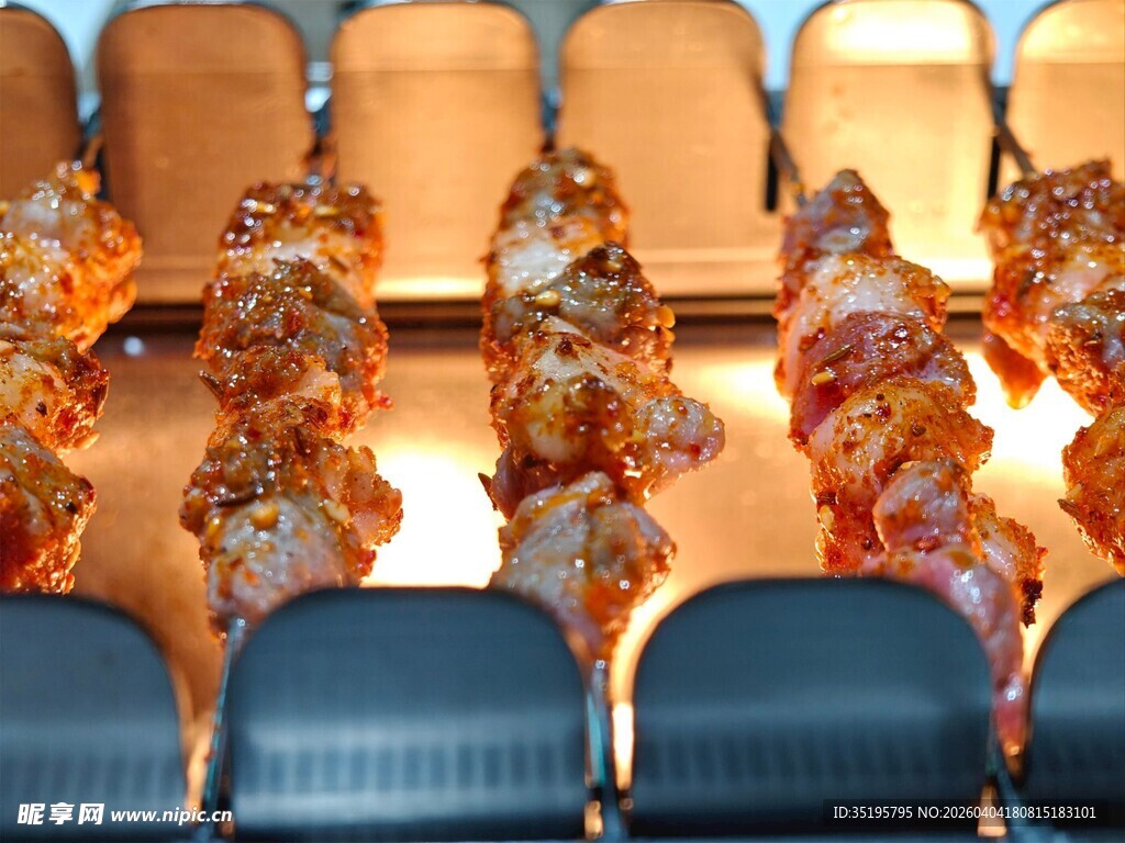 烤串整齐排列在烤架上