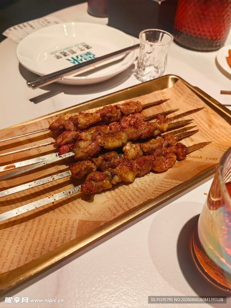 美味烤肉串摆放在托盘上