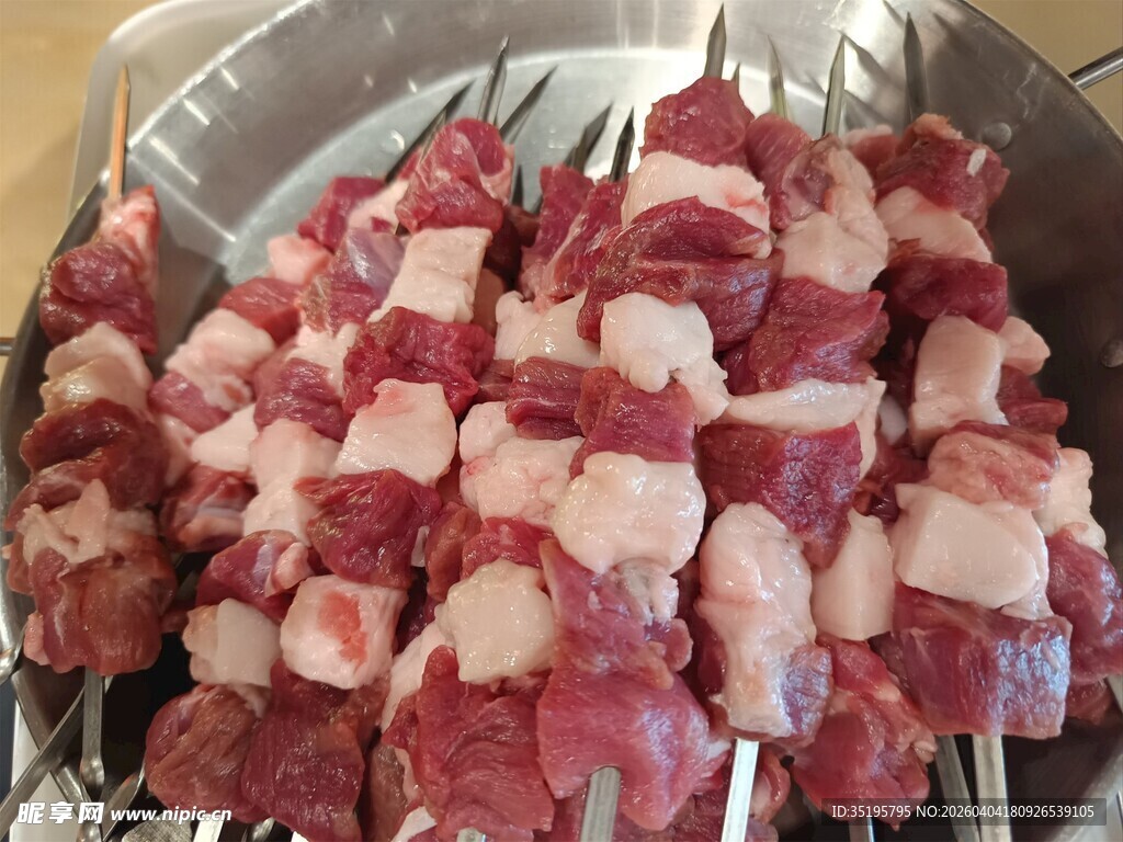 串起的美味猪肉块