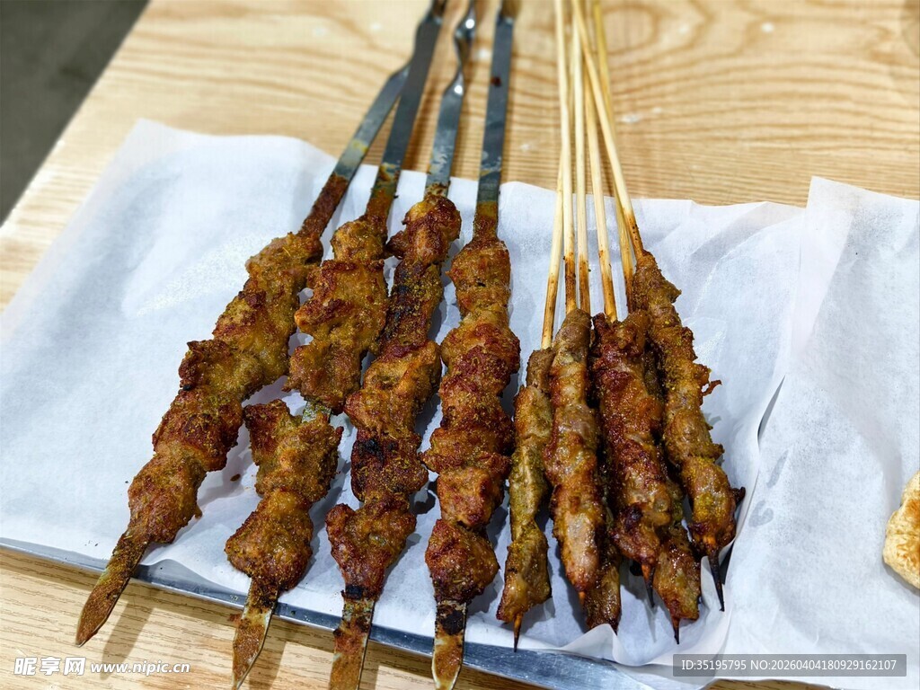 美味烤肉串摆放在盘中