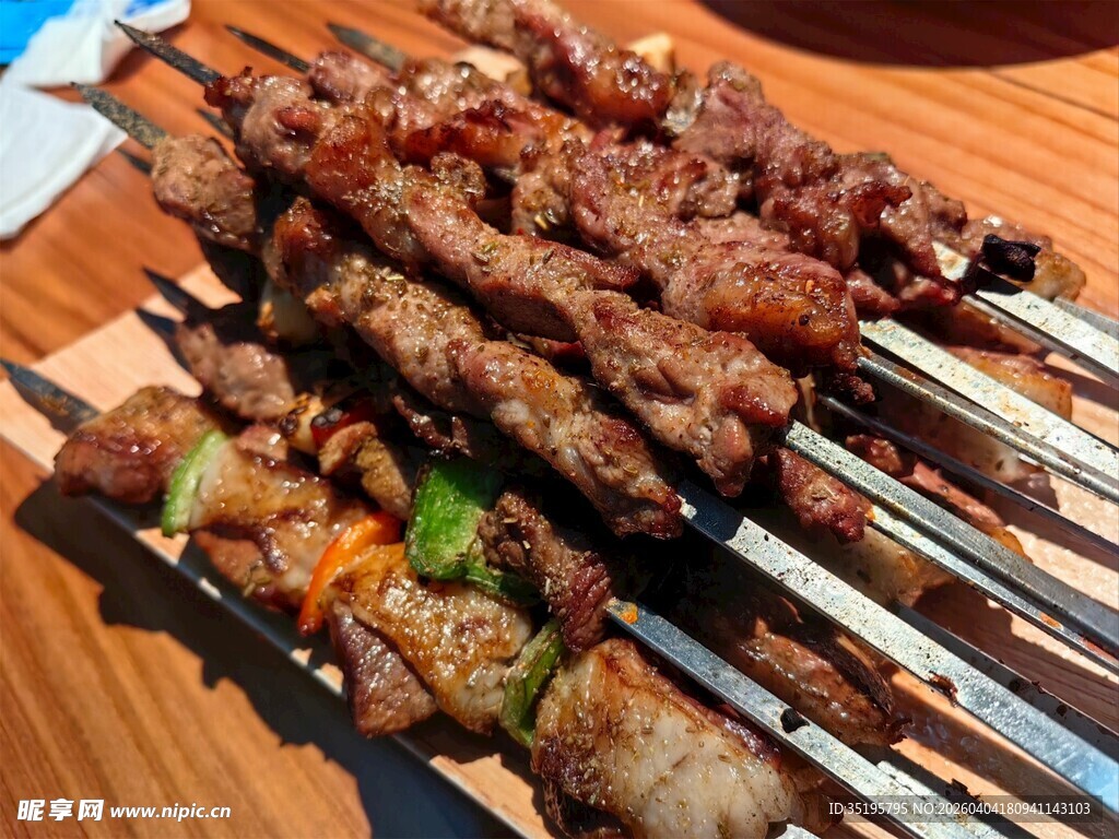 美味烤肉串诱人食欲