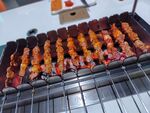 烤架上的美味烤肉串