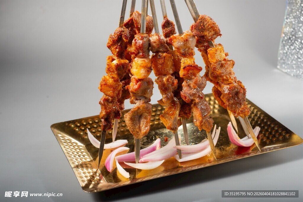 美味烤肉串摆放在金色托盘上