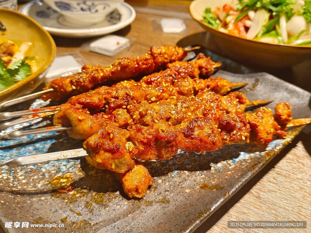 美味烤串摆放在餐桌上