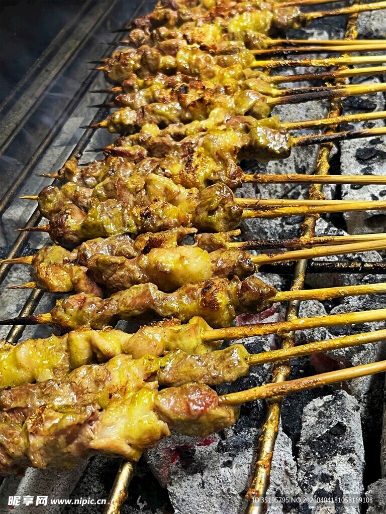 炭火上的美味烤肉串