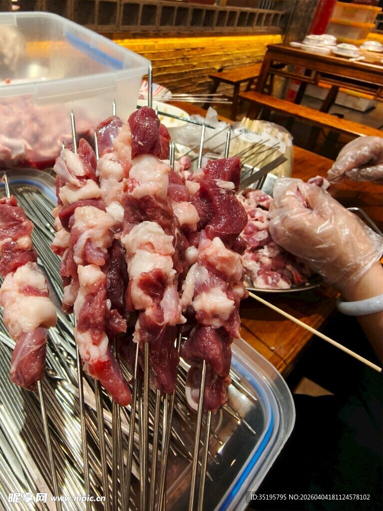 新鲜羊肉串现场手工串制