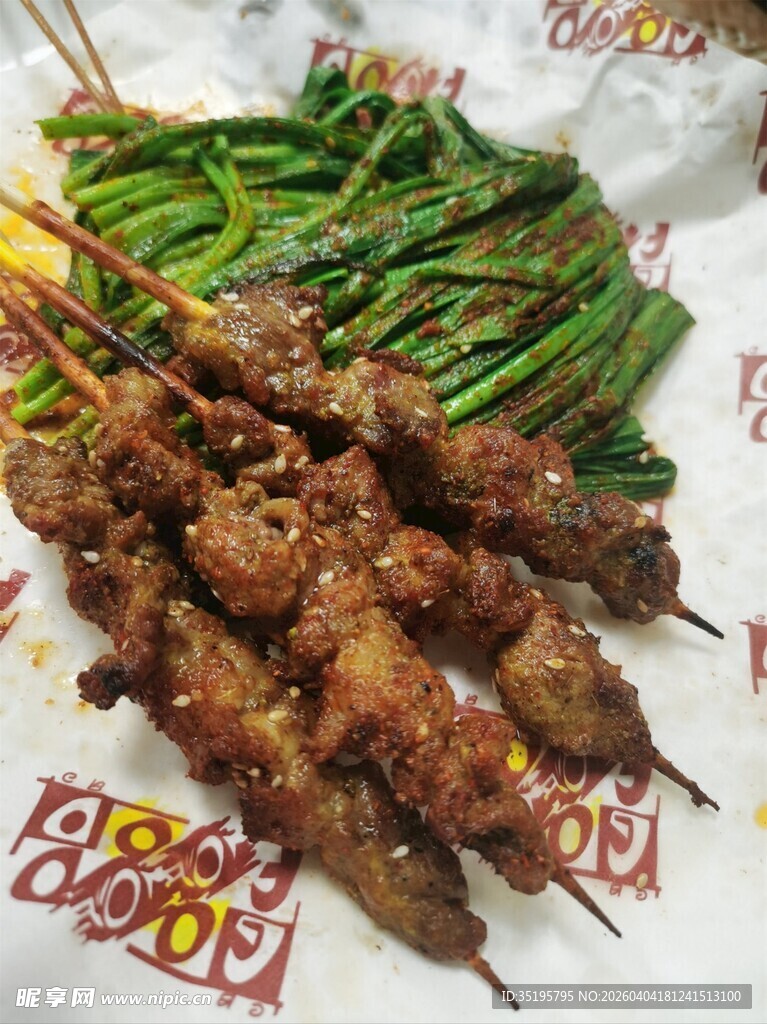 美味烤肉串配翠绿芦笋