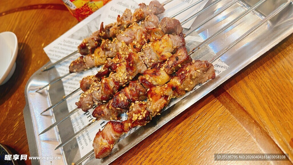 美味烤肉串置于金属盘上