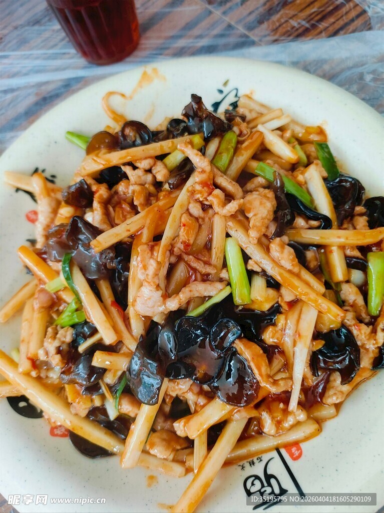 美味凉拌菜色彩丰富诱人