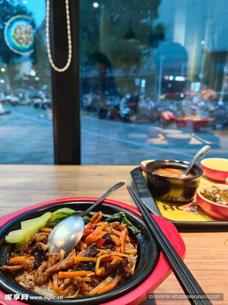 夜晚街边的美味特色餐食
