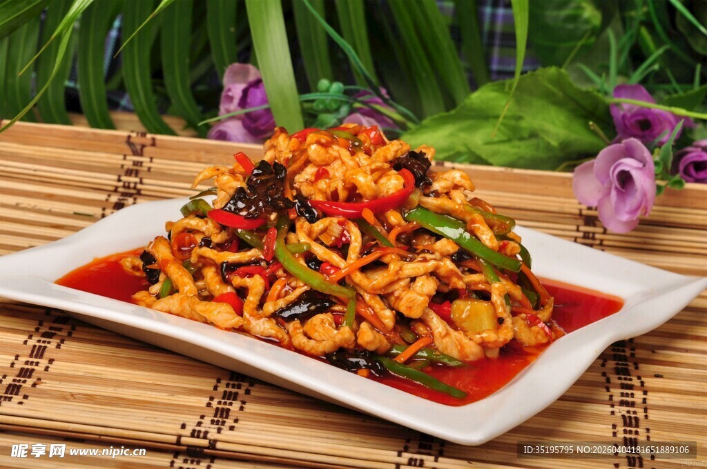 美味凉拌菜摆于竹席之上