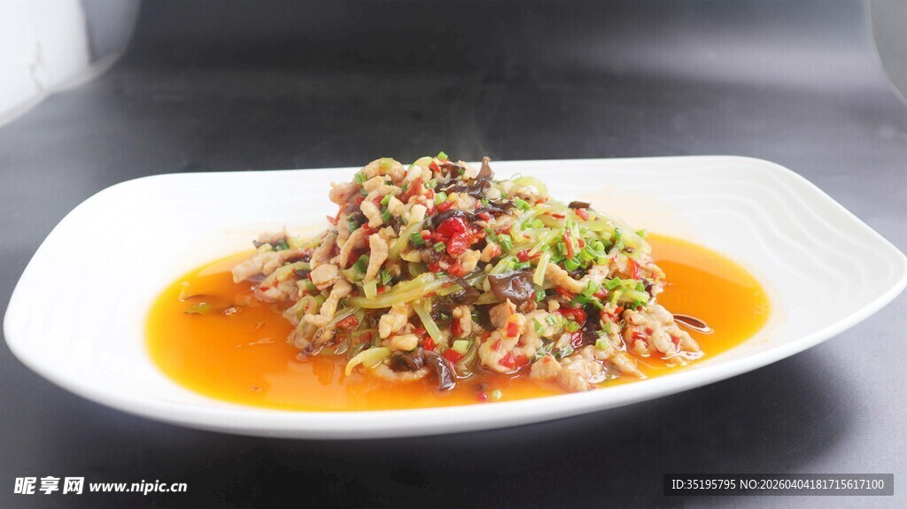 美味凉拌菜色彩丰富诱人