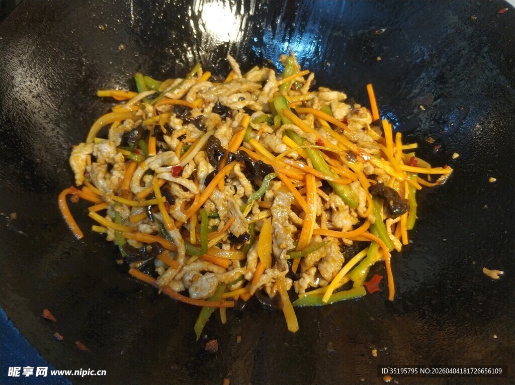 锅中翻炒的多彩蔬菜丝