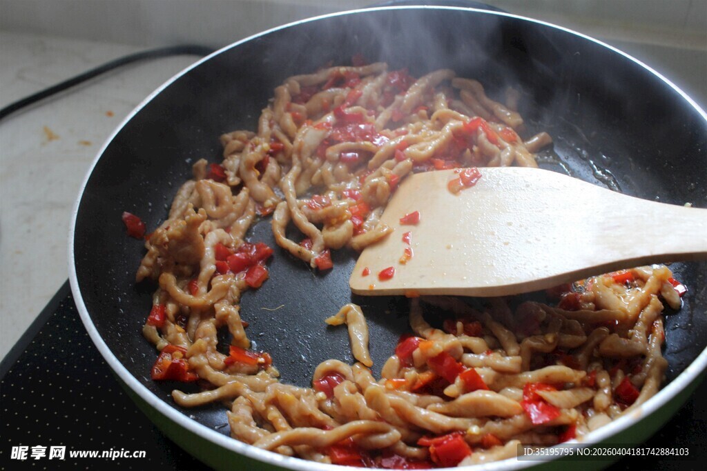 锅中炒制美味菌菇辣椒