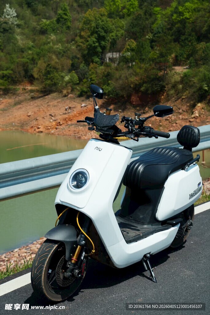 时尚白色电动摩托车在路上