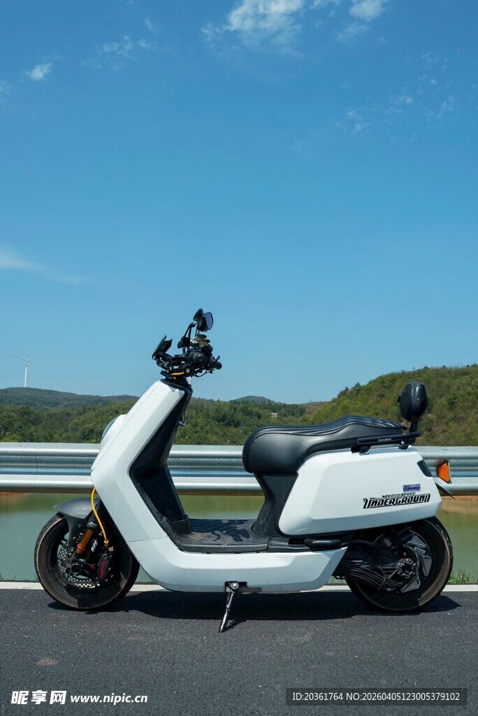 公路上的时尚电动摩托车