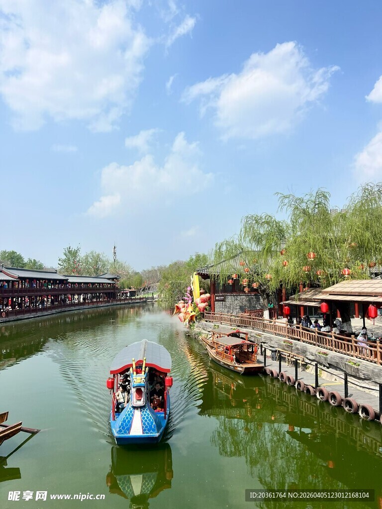 水乡河道游船风景