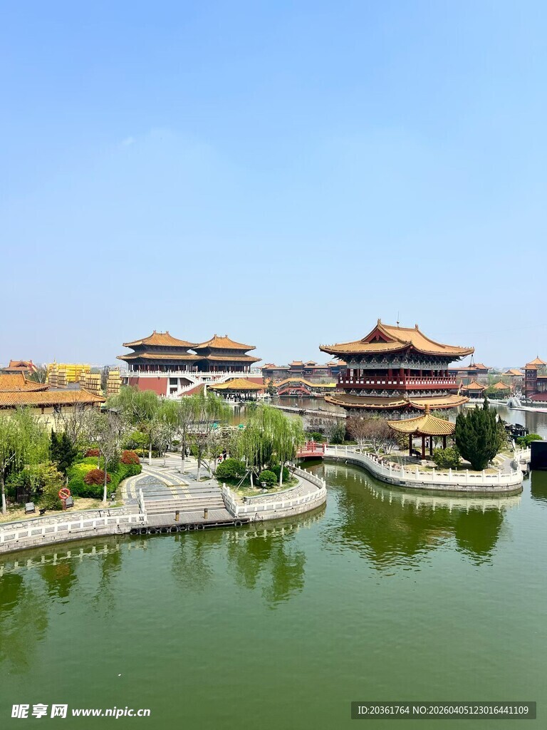 中式古典建筑群临水景观