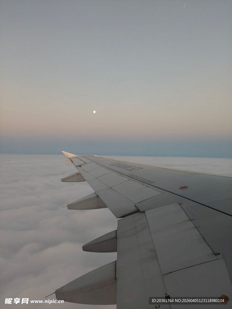 飞机机翼上的云海与霞光