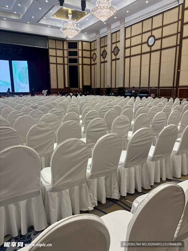 宽敞会议室整齐排列的座椅