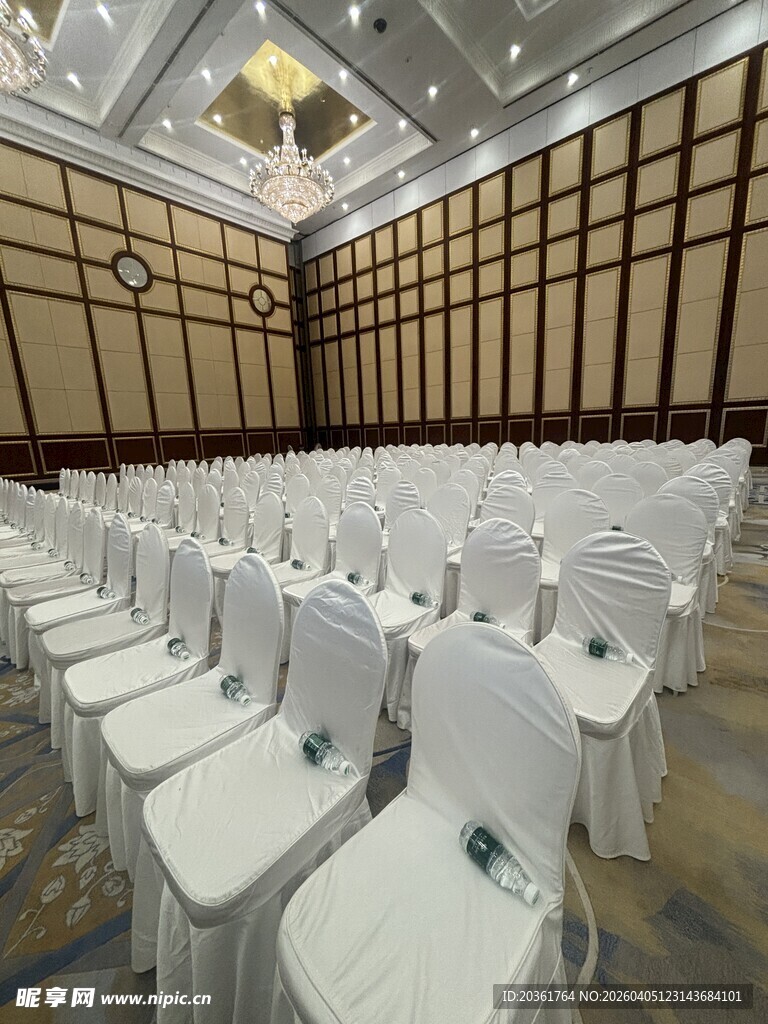 宽敞整洁的会议场地布置