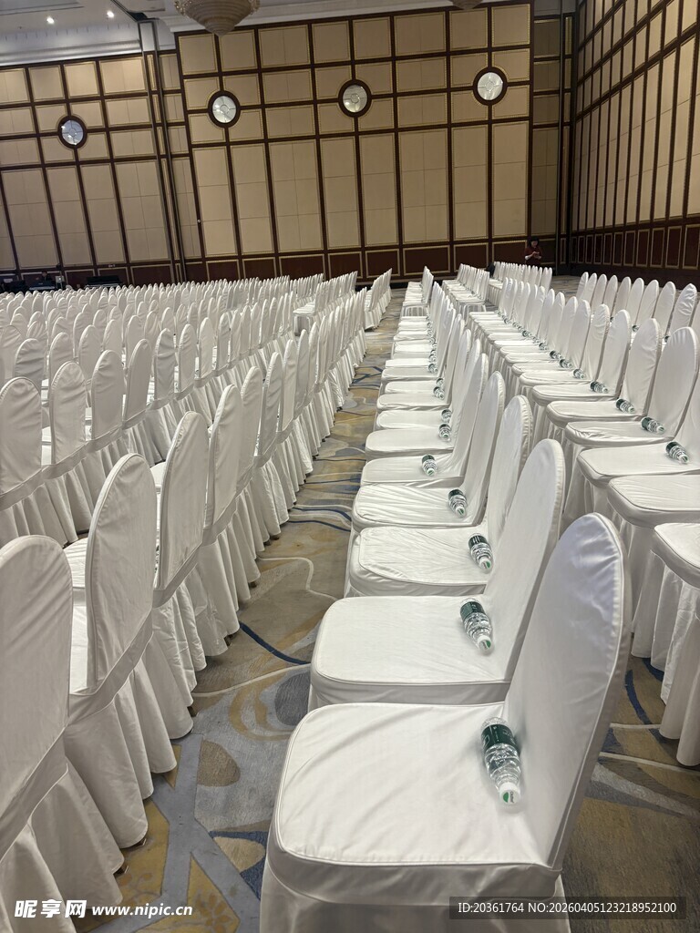 宽敞会场排列整齐的座椅