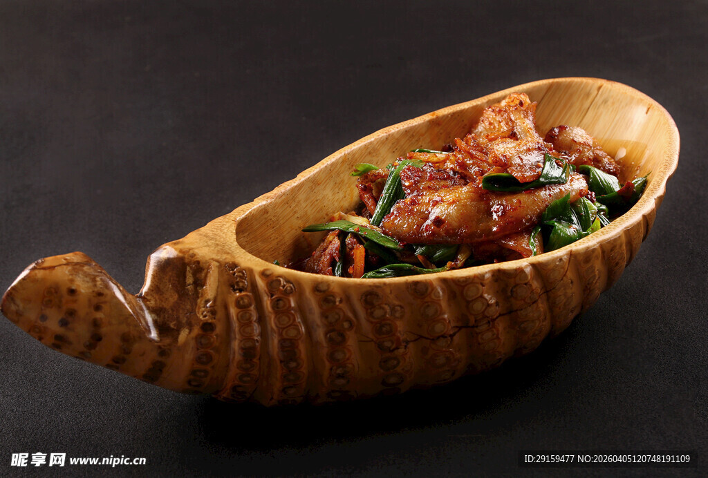 竹制器皿中的美味菜肴