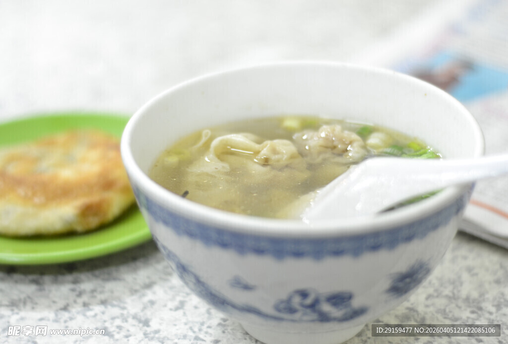 青花瓷碗中的美味汤品