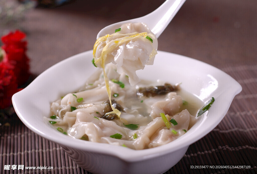 美味馄饨被勺子舀起
