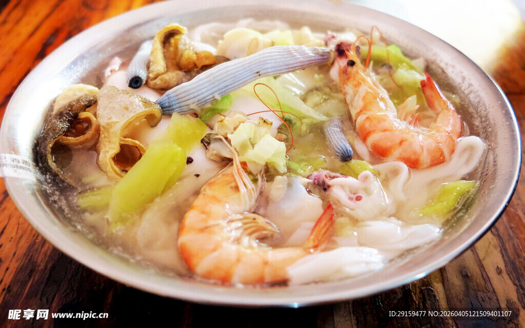 鲜虾鱿鱼蔬菜海鲜面