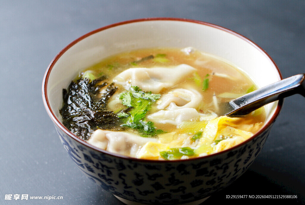 一碗美味馄饨汤面