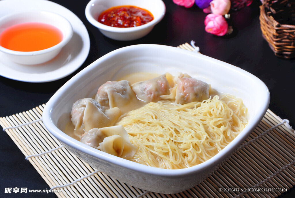 美味肠粉搭配特色酱料
