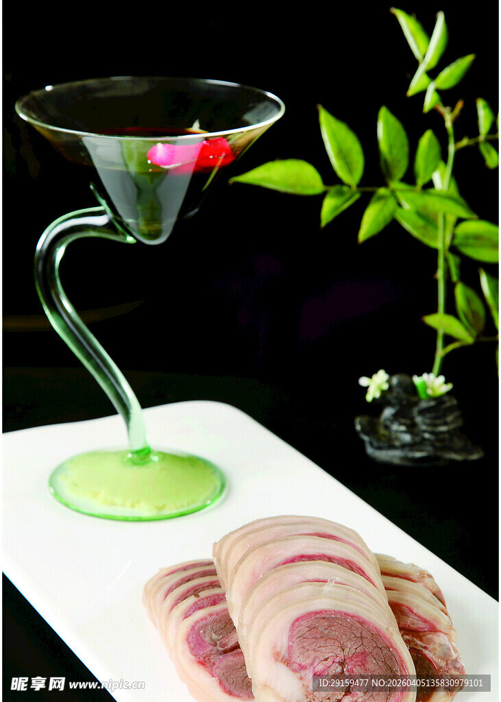 创意酒杯配美味肉片