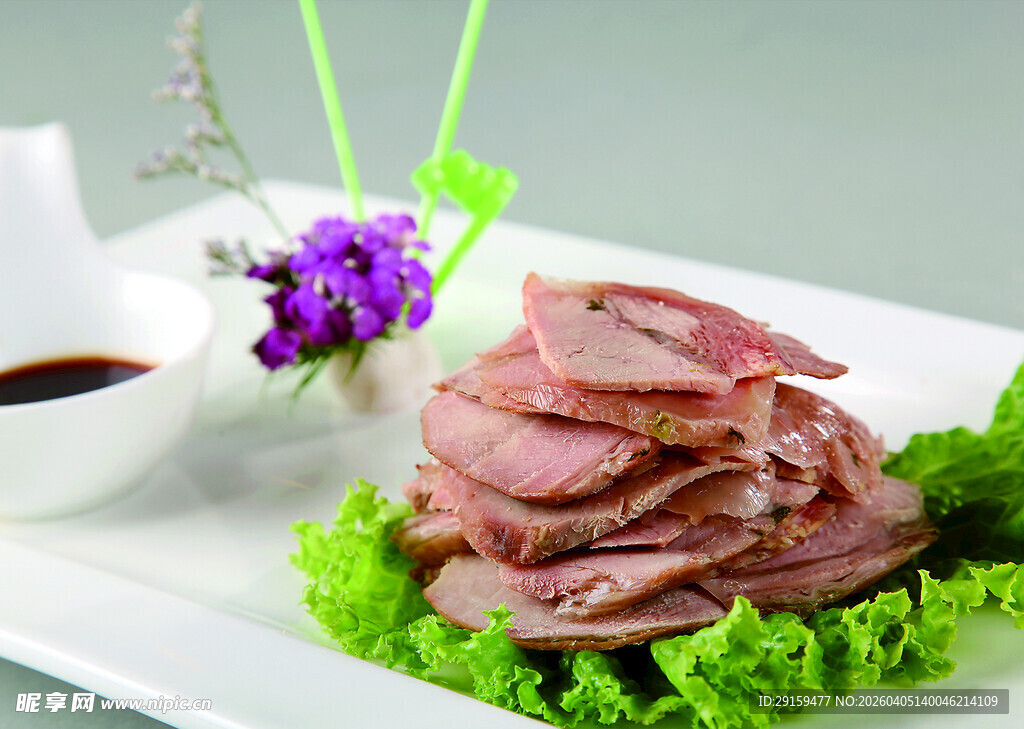 精致摆盘的美味酱牛肉