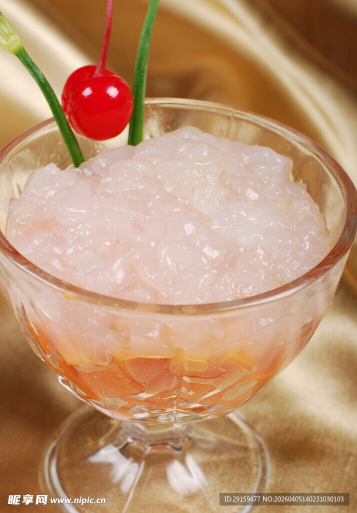 樱桃装饰的粉色冰饮