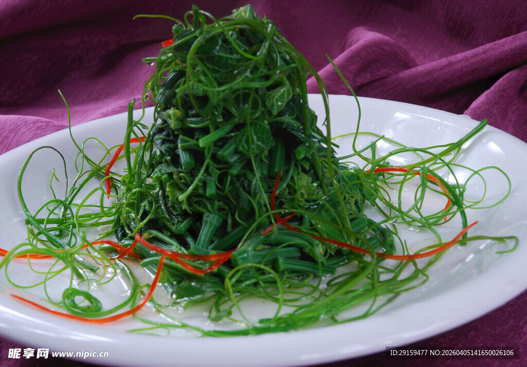 翠绿鲜嫩的凉拌豆苗
