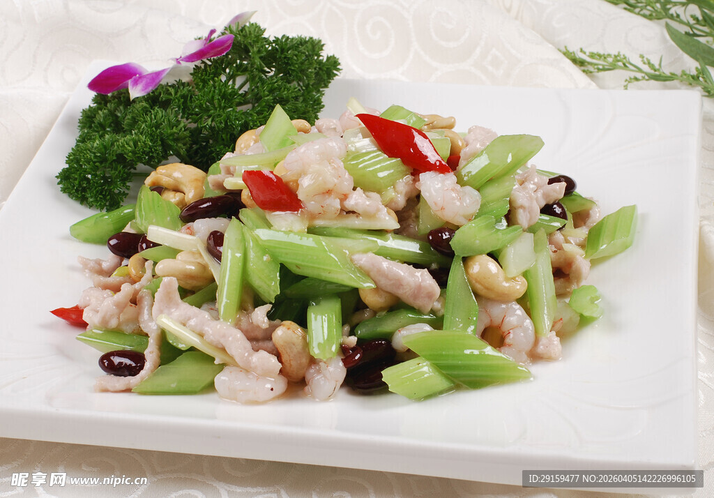 虾仁炒西芹配坚果
