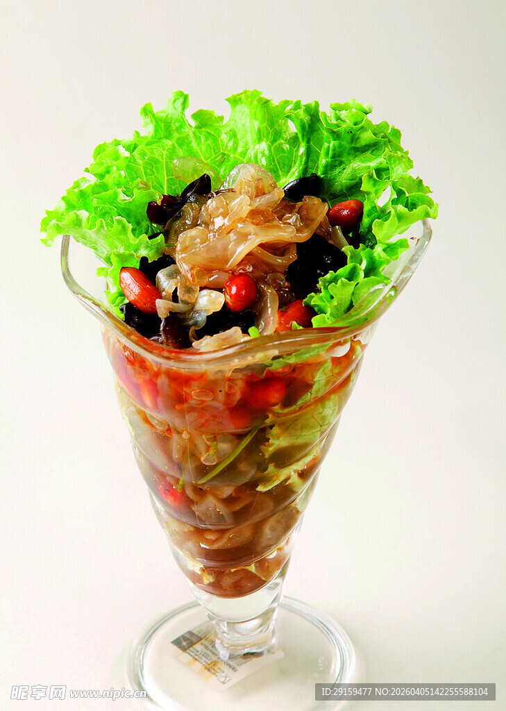 高脚杯中的多彩蔬菜沙拉