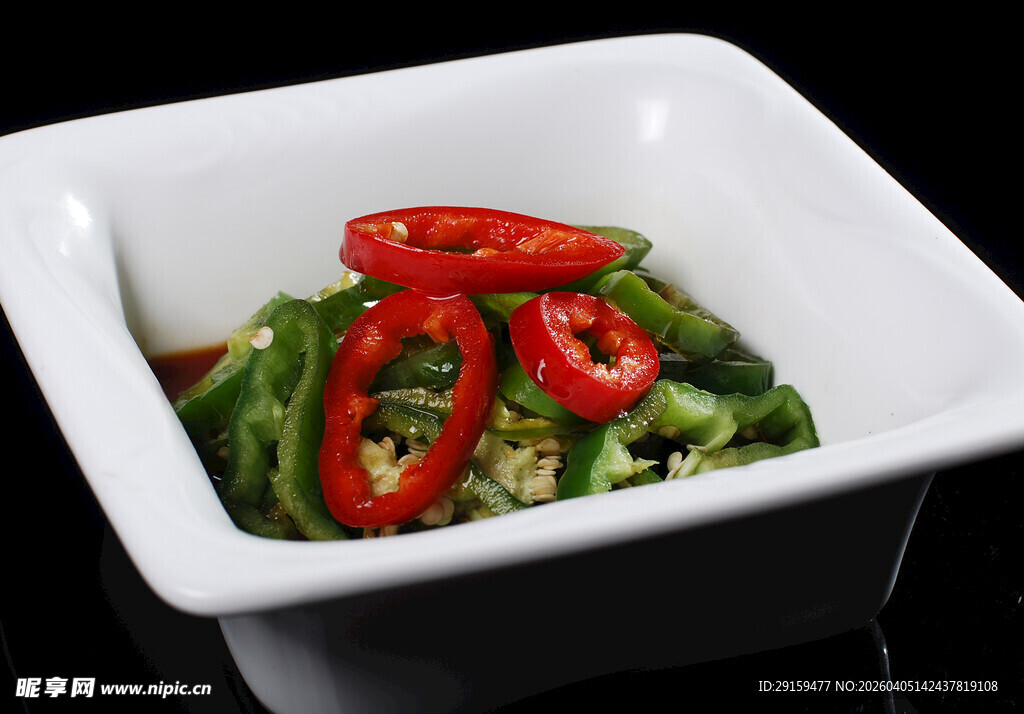 白盘内的青椒配红椒